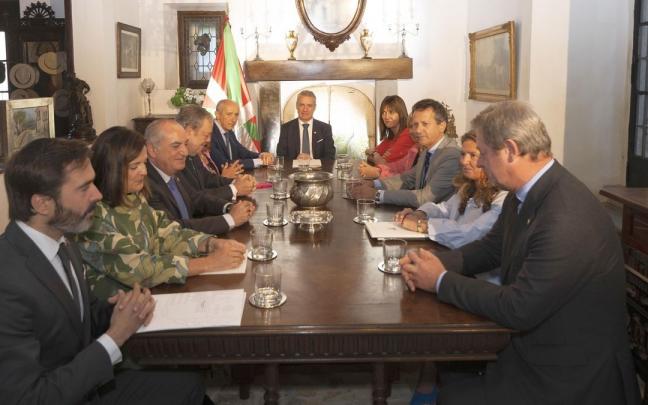 El lehendakari, I&ntilde;igo Urkullu, en el Consejo de Gobierno que tuvo lugar en Turtzios para condenar el golpe de Estado de 1936.