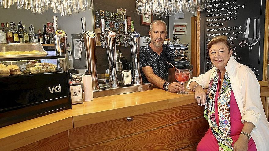 David, detrás de la barra del bar Geltoki, atiende a Josune que, después de cuatro décadas, se ha jubilado recientemente.