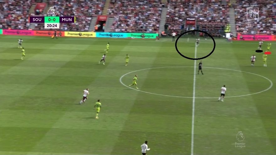 ¿Cuál fue uno de los problemas txuri-urdin? El United venía abriendo esta 'puerta lateral', pero los 'rivales Premier' la aprovechaban en mayor medida que la Real: jugaban con extremos que fijaban a los laterales Dalot o Malacia e impedían sus ayudas adelantadas. Esta imagen (con el United jugando de verde) corresponde a la visita de los 'red devils' al Southampton, y muestra al lateral izquierdo local libre de marca, mientras Dalot queda emparejado con el extremo izquierdo.