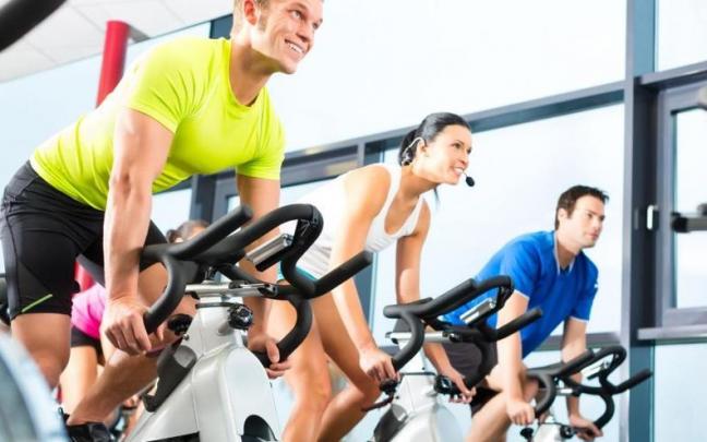 Participantes en una sesión de spinning.
