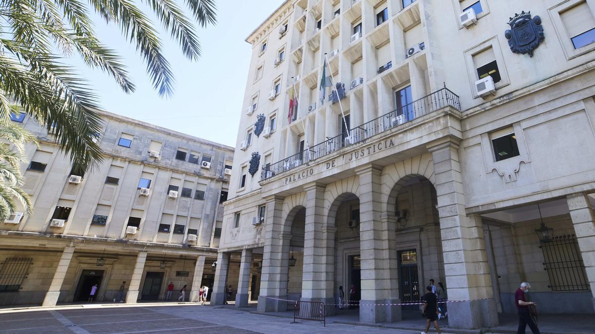 Fachada principal de la Audiencia Provincial de Sevilla.