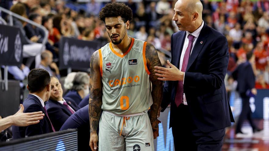 Peñarroya habla con Howard, durante un momento del partido ante el Manresa