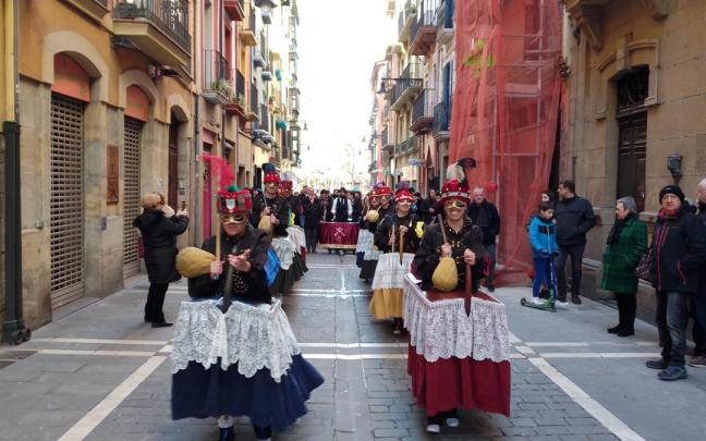 Los zaldikos comandan la kalejira de Iruña Taldea Los zaldikos comandan la kalejira de Iruña Taldea