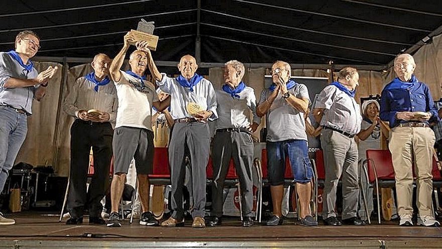 Homenaje a Mandazketa elkartea por los 50 años de la tamborrada.