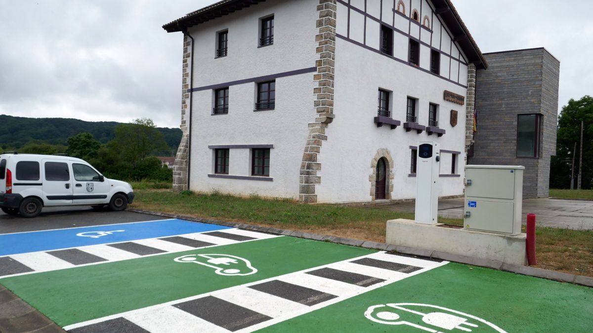 El punto de carga para vehículos eléctricos se ha instalado en el exterior del Ayuntamiento.