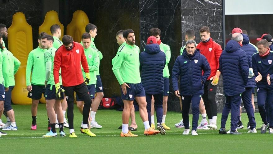 Los integrantes de la primera plantilla del Athletic, al comienzo del entrenamiento de ayer a puerta cerrada en Lezama.