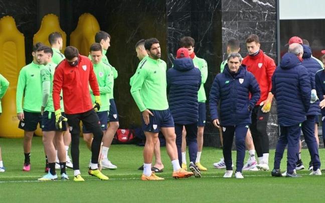 Los integrantes de la primera plantilla del Athletic, al comienzo del entrenamiento de ayer a puerta cerrada en Lezama. Los integrantes de la primera plantilla del Athletic, al comienzo del entrenamiento de ayer a puerta cerrada en Lezama.