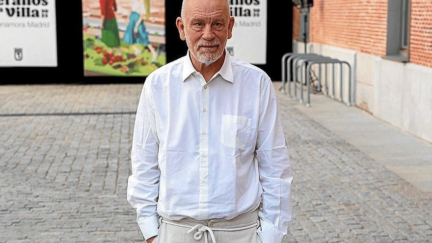 John Malkovich posa en la presentación de ‘The Infernal Comedy’ en Madrid. | FOTO: ALEJANDRO MARTÍNEZ VÉLEZ