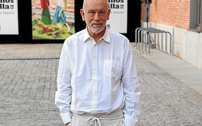 John Malkovich posa en la presentaci&oacute;n de &lsquo;The Infernal Comedy&rsquo; en Madrid. | FOTO: ALEJANDRO MART&Iacute;NEZ V&Eacute;LEZ