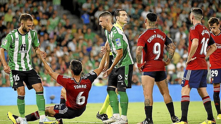 Posible penalti de William Carvalho a Lucas Torró no sancionado