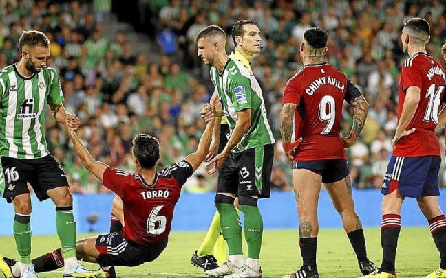 Posible penalti de William Carvalho a Lucas Torr&oacute; no sancionado