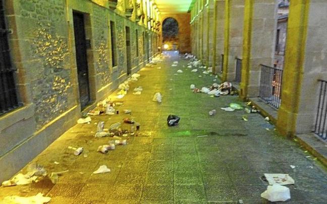 El centro de Vitoria se levanta contra el vandalismo ligado al ocio nocturno El centro de Vitoria se levanta contra el vandalismo ligado al ocio nocturno