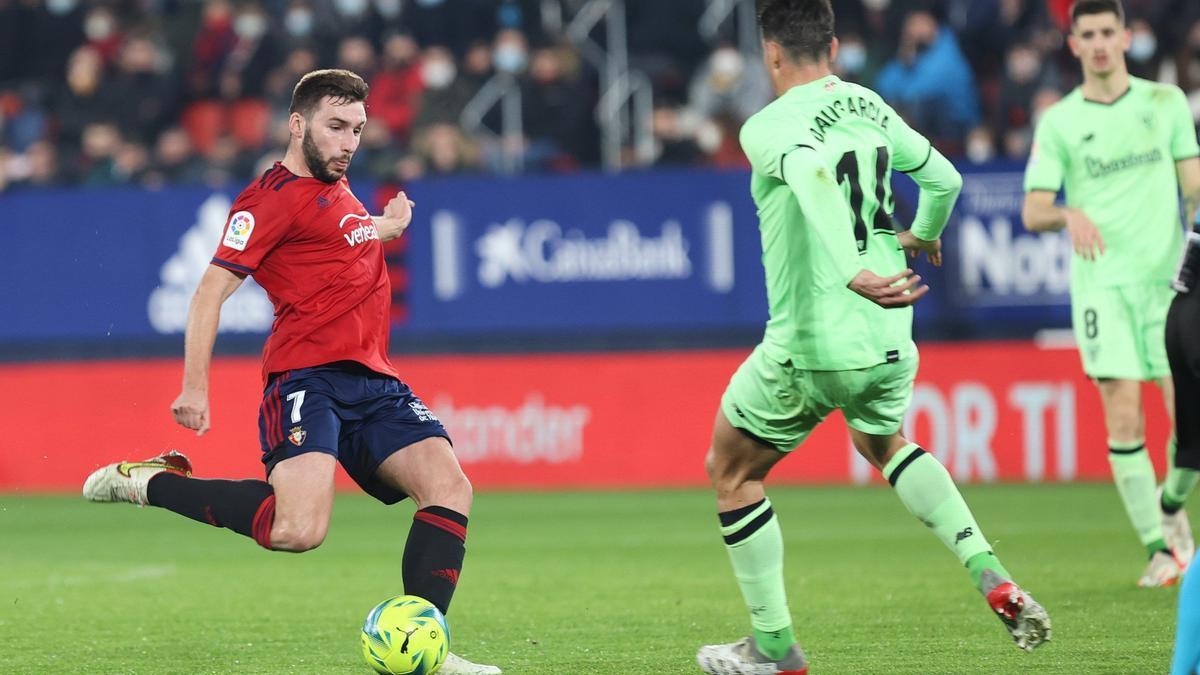 Moncayola golpea el balón en la última visita del Athletic a El Sadar.