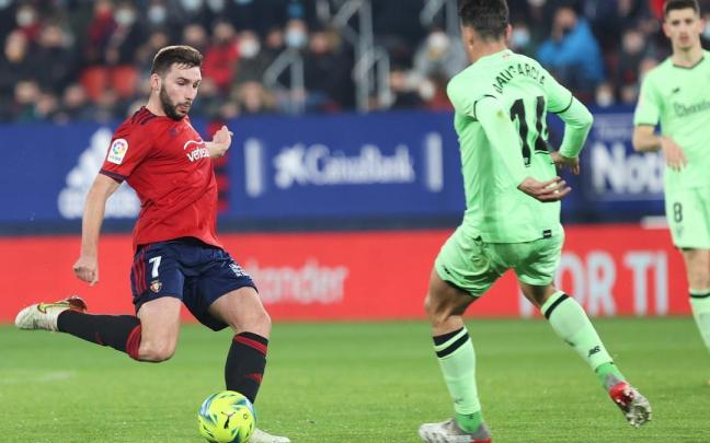 Moncayola golpea el balón en la última visita del Athletic a El Sadar. Moncayola golpea el balón en la última visita del Athletic a El Sadar.
