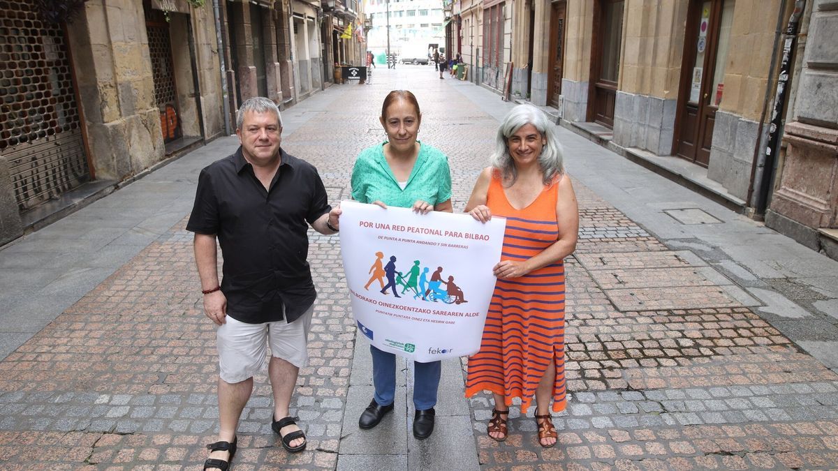 Miembros de la plataforma 'Por una Red peatonal para Bilbao'