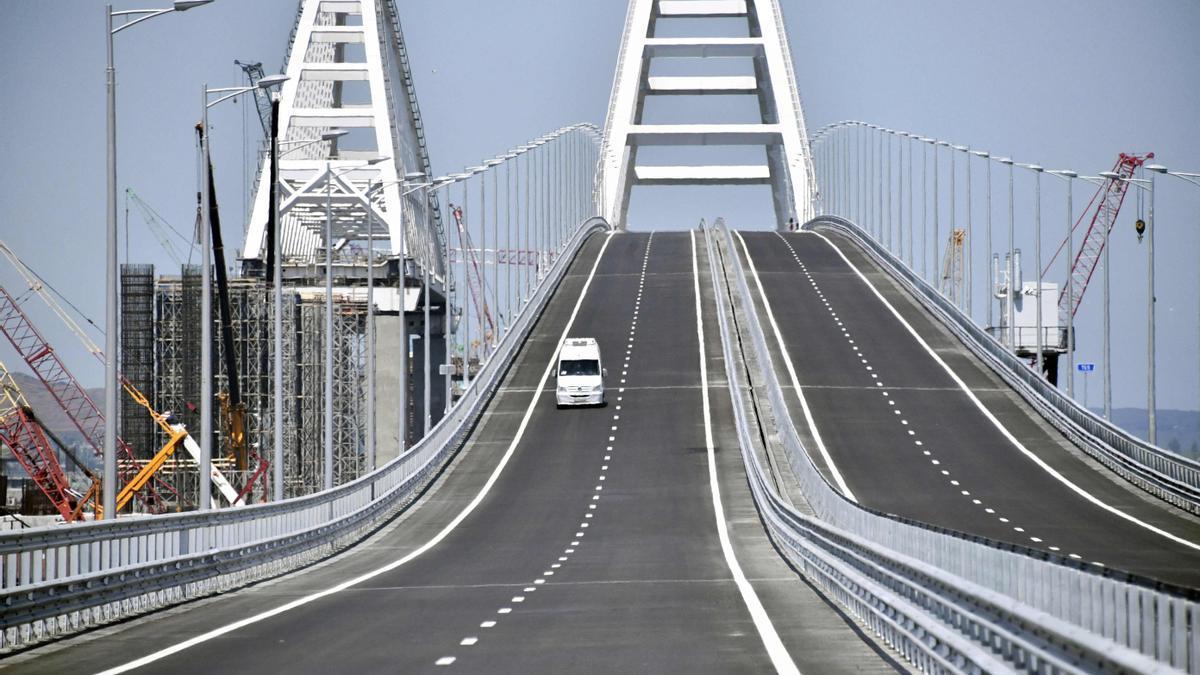 El puente que une Rusia con Crimea.
