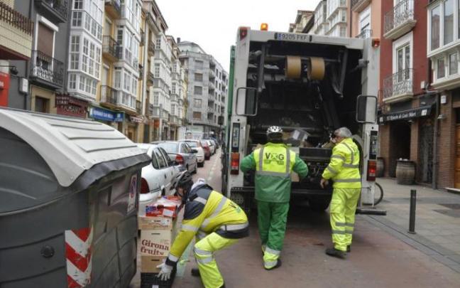 Trabajadores de FCC, en plena faena.