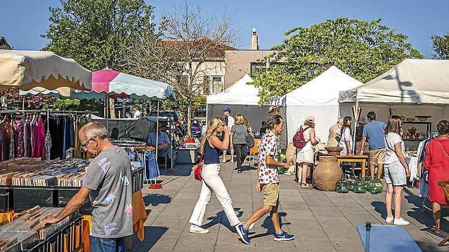 Paseantes por el mercado Brocante des 5 cantons, en Anglet.