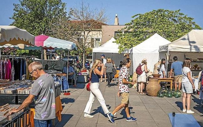 Paseantes por el mercado Brocante des 5 cantons, en Anglet. Paseantes por el mercado Brocante des 5 cantons, en Anglet.