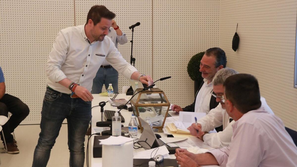 Alejandro Toquero en una votación en la asamblea de Bardenas