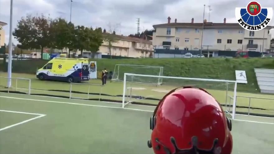 El helicóptero llega al campo de fútbol de Zumarraga, desde donde se trasladará al motorista herido en Ataun a un centro hospitalario