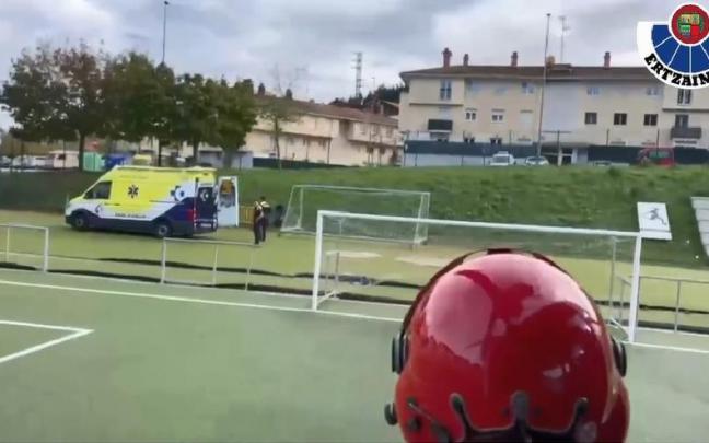El helicóptero llega al campo de fútbol de Zumarraga, desde donde se trasladará al motorista herido en Ataun a un centro hospitalario El helicóptero llega al campo de fútbol de Zumarraga, desde donde se trasladará al motorista herido en Ataun a un centro hospitalario