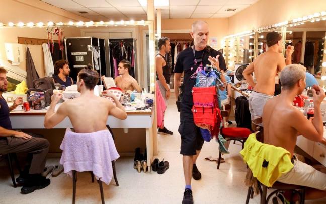 Aunque tienen un equipo de caracterizaci&oacute;n, muchos de los actores y bailarines se maquillan a s&iacute; mismos.