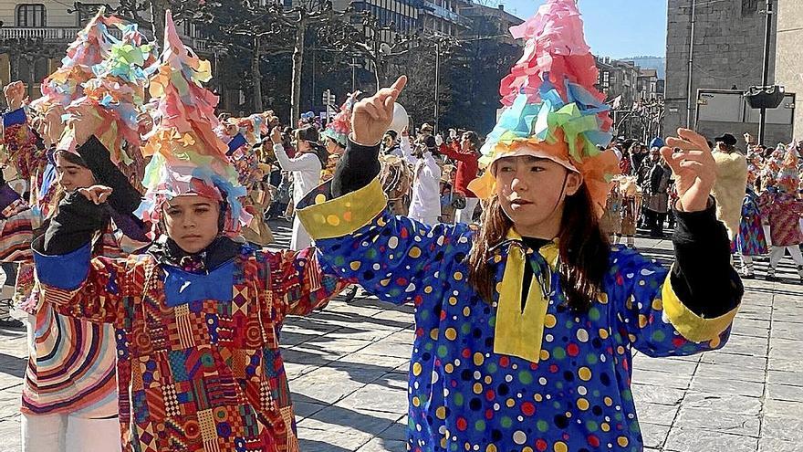 Un grupo de Udaberri bailando en el Triángulo.