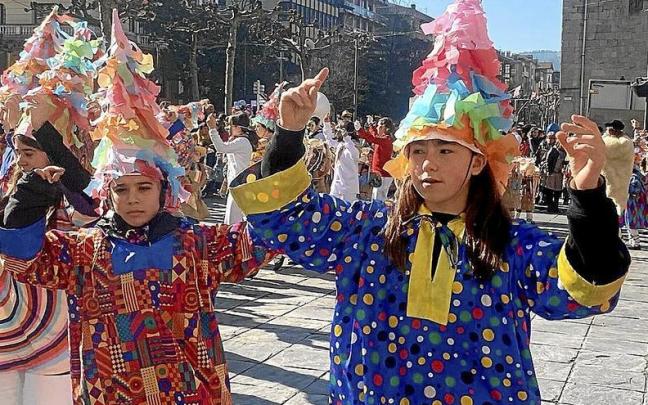 Un grupo de Udaberri bailando en el Triángulo.