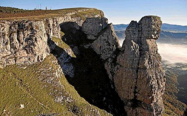 Recorriendo la bella Sierra Salvada en la Gorobel Ibilaldia.