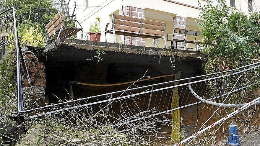 Imágen del gran socavón producido en Plaza Zaharrael 10 de enero.