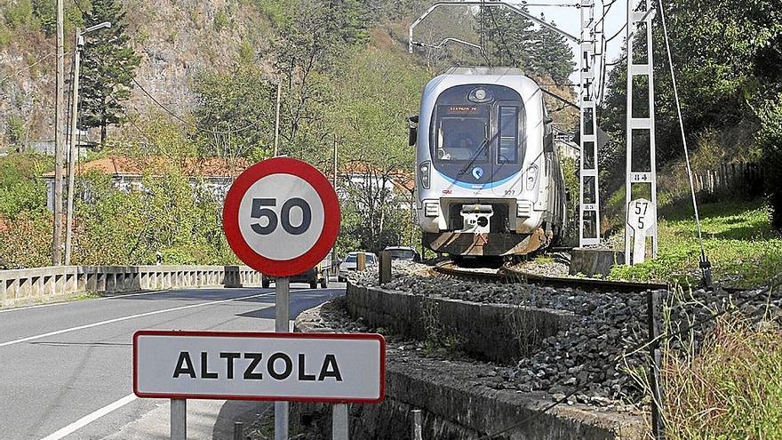 Una unidad de Euskotren circula por el actual trazado ferroviario a la altura de Altzola.