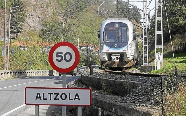 Una unidad de Euskotren circula por el actual trazado ferroviario a la altura de Altzola.