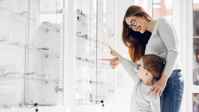 Un ni&ntilde;o elige gafas en una &oacute;ptica.