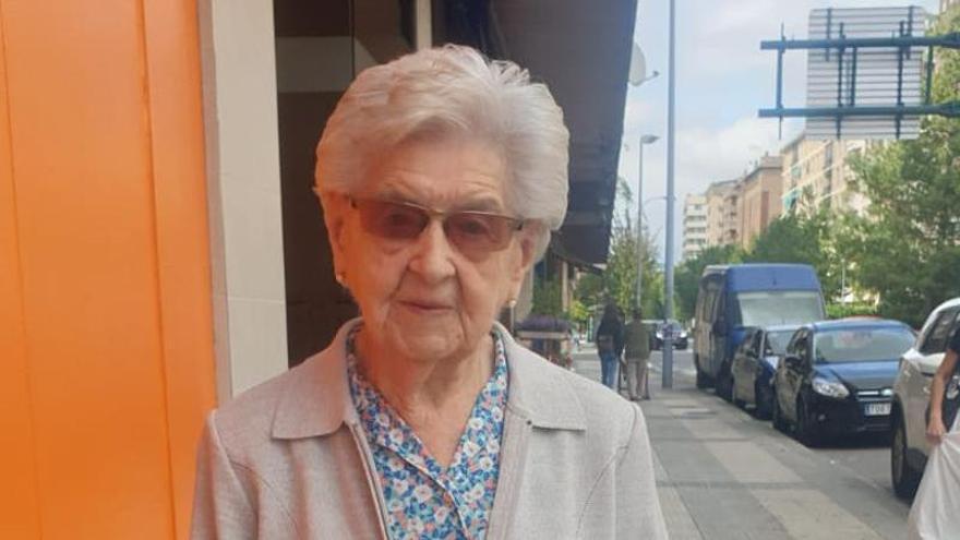 Felisa Zudaire Cambra, en una calle de Pamplona, durante un paseo.