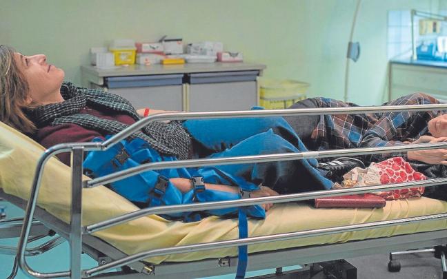 La veterana y capacitada Valeria Bruni carga con la responsabilidad de servir de v&aacute;lvula de escape y de catalizadora de sonrisas para suavizar esta cr&oacute;nica brutal de una noche en Urgencias.