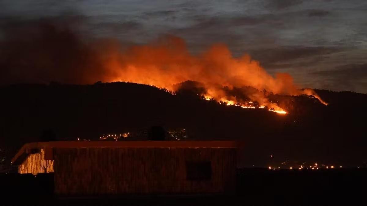 Vista del incendio entre Berango y Unbe, en Muñarrikolanda