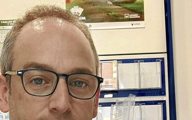 Urko Valverde junto al décimo solidario que ha puesto a la venta. | FOTO: N.G.