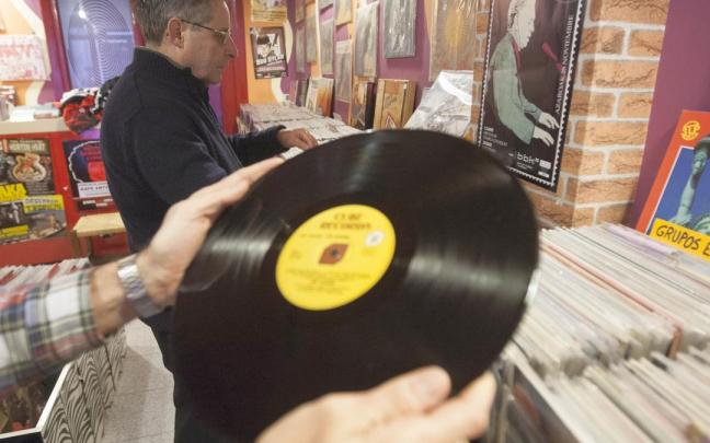 El formato vinilo supera ya al disco compacto por vez primera desde hace 31 a&ntilde;os.