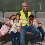 Uno de los monitores del programa Oporrak Bakean, Jose Antonio S&aacute;ez de C&aacute;mara, aguarda en el aeropuerto de Loiu de madrugada junto a las menores saharauis Jadyatu, Ana y Mati, vecidas por el sue&ntilde;o.