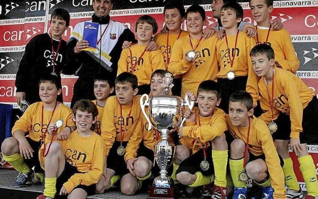 Sergio Arza, &uacute;ltimo jugador a la derecha en el Torneo Interescolar. | FOTOS: DIARIO DE NOTICIAS