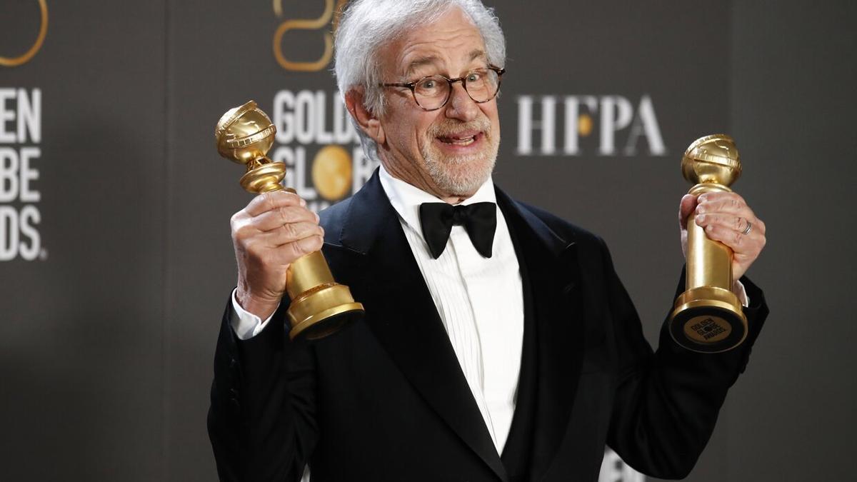 Steven Spielberg, posando con el premio a mejor director en los Globos de Oro.