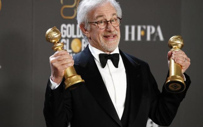 Steven Spielberg, posando con el premio a mejor director en los Globos de Oro. Steven Spielberg, posando con el premio a mejor director en los Globos de Oro.