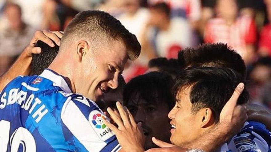 Sorloth y Kubo celebran el gol del noruego, que adelantó a la Real en Girona.