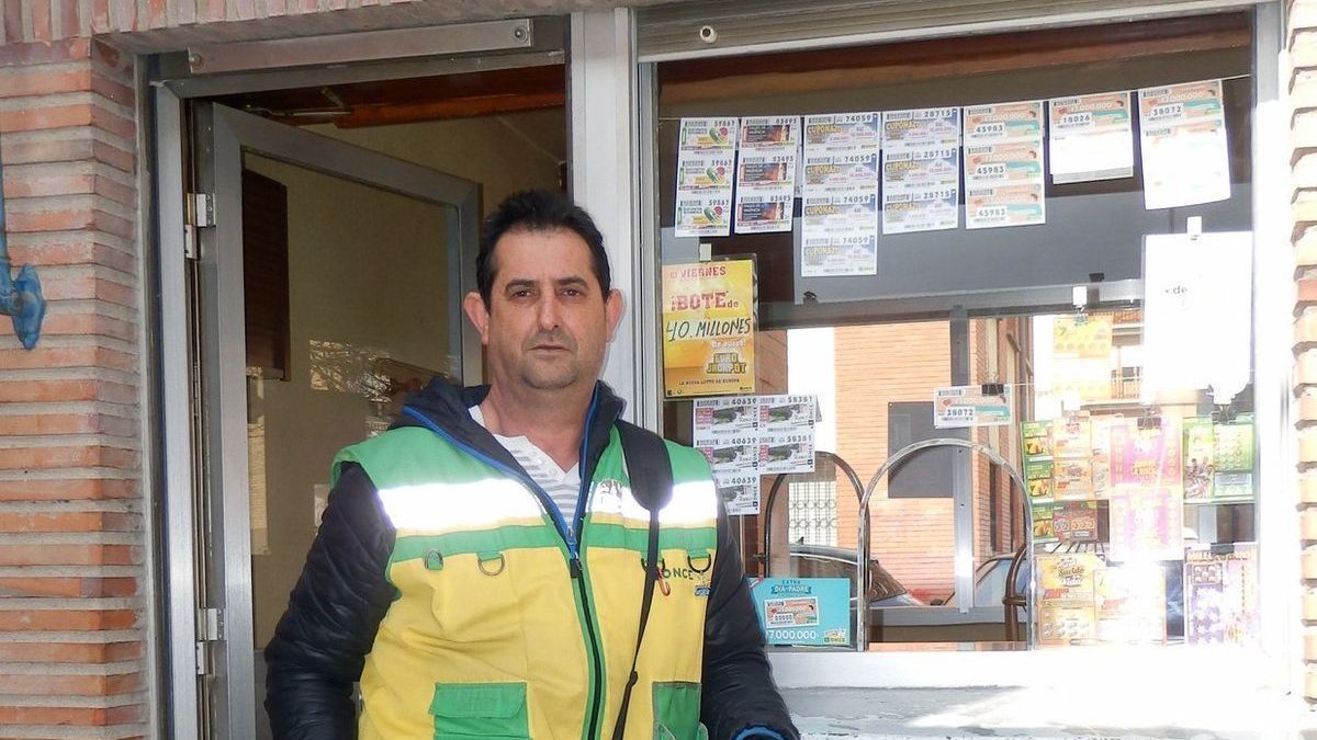 Rendo posando junto a su kiosco de la ONCE.