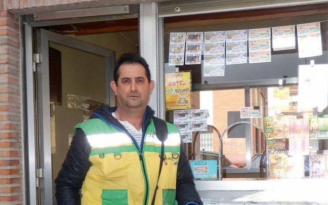 Rendo posando junto a su kiosco de la ONCE.