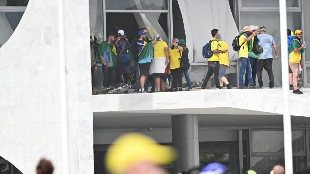 Cientos de bolsonaristas invaden el Congreso brasileño en una protesta contra Lula