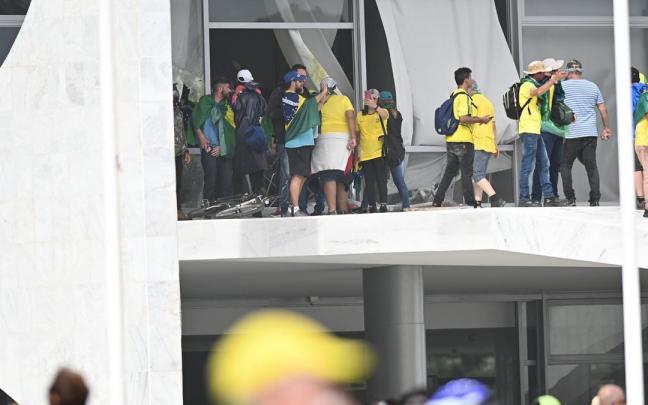 Cientos de bolsonaristas invaden el Congreso brasileño en una protesta contra Lula