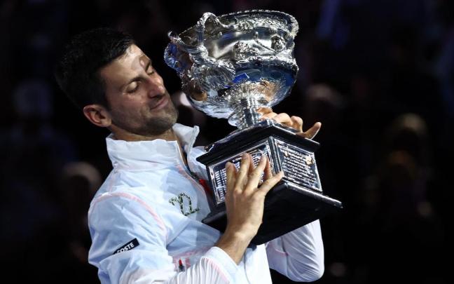 Novak Djokovic se ha impuesto al griego Stefanos Tsitsipas en la final de Melbourne. Novak Djokovic se ha impuesto al griego Stefanos Tsitsipas en la final de Melbourne.