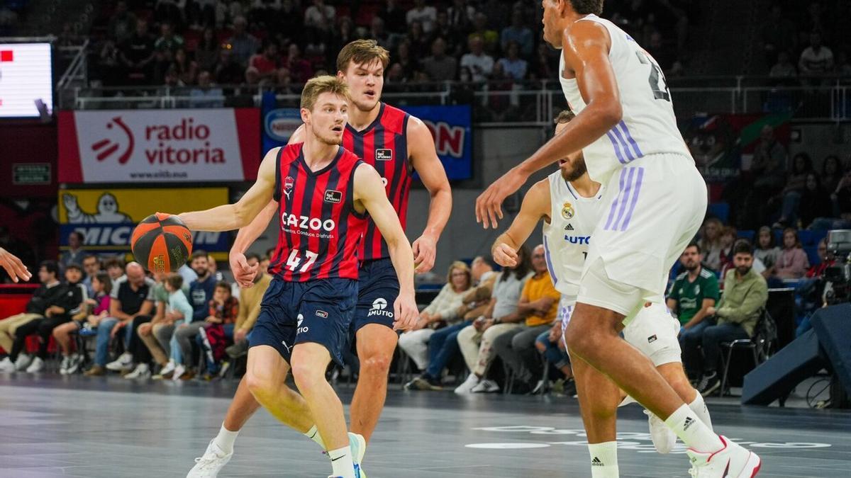 Kurucs bota el balón ante la presencia de Tavares en el partido entre el Cazoo Baskonia y el Real Madrid